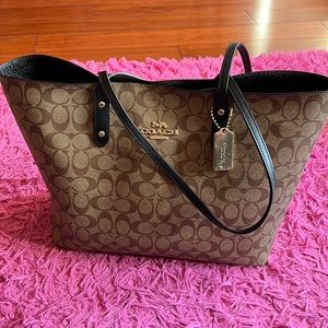 Coach. Town tote in signature canvas